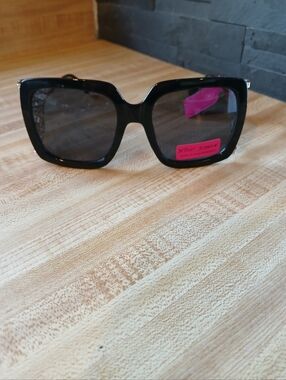 Betsey Johnson NWT Oversized Sunglasses
